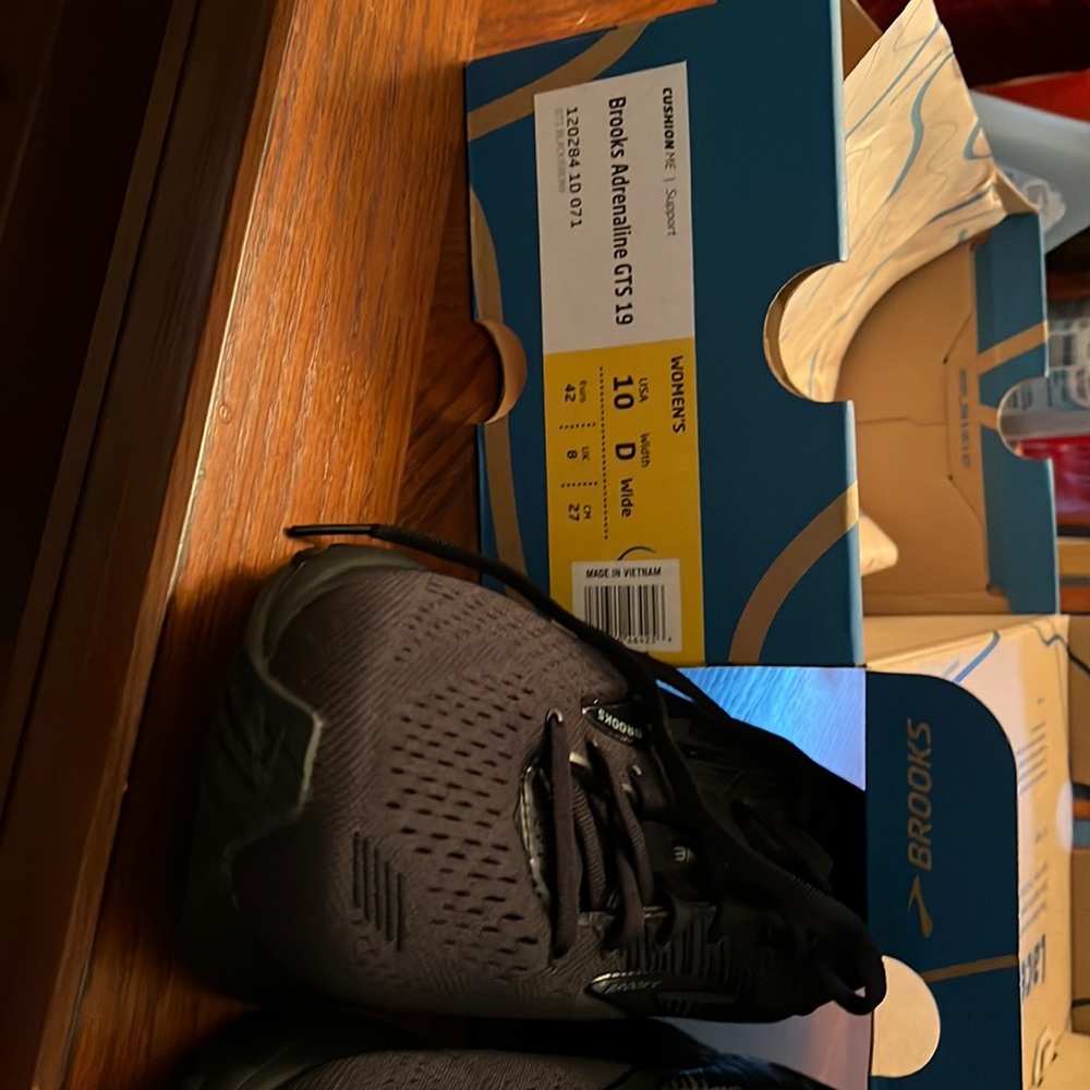 Selling Womens wide size 10 black Brooks sneakers